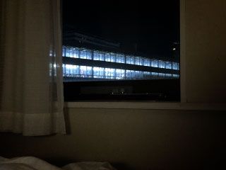 ホテルの窓から新幹線ホームが見える